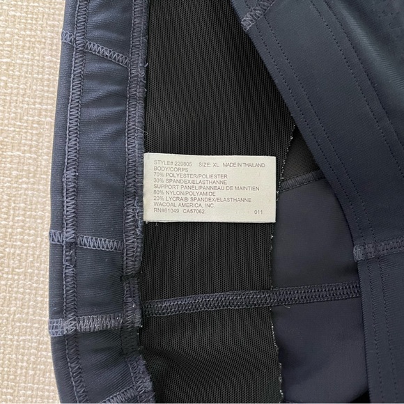 CW-X Stabilyx Ventilator Conpression Shorts in size XL - Picture 3 of 4